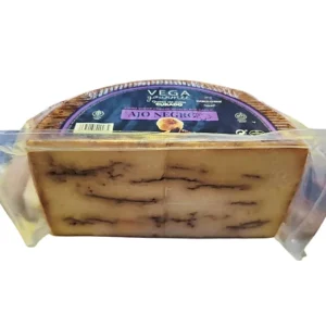 Media bola de queso de oveja curado con ajo negro Vega Gourmet envasada al vacío